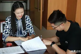 吴冠希与江苏正式续约 800万年薪到手 一旁的张常宁笑开了花图片