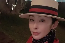 52岁张敏被疑整容？硬气下颌骨不见变瓜子脸，现沦落做直播带货图片