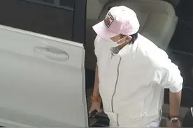 黄子韬父亲去世后首亮相，打扮低调身形消瘦，手戴佛珠似悼念爸爸图片