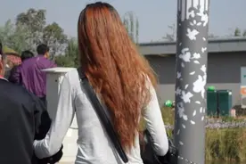 小贩到村里花高价钱收购长头发，其中有何猫腻？看了才知是门生意图片
