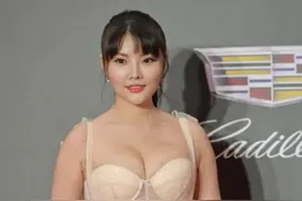 “大嫂”徐冬冬近照曝光，吊带纱裙显土味，还是更适合熟女风！图片