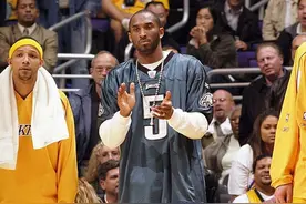 科比艾弗森领衔！早年NBA球星场外球衣秀尽显嘻哈风图片