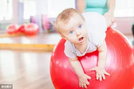 出生3-4个月宝宝大动作和精细动作日常锻炼最详教程，宝妈必看图片