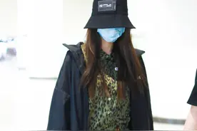 Angelababy也太嫩了，穿豹纹短裤变身乖乖女，“少女腿”实力抢镜图片