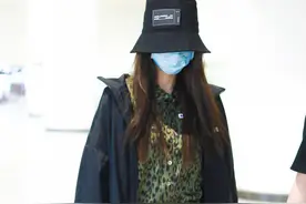 Angelababy也太嫩了，穿豹纹短裤变身乖乖女，“少女腿”实力抢镜图片
