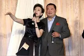 杨澜被200斤老公衬的好娇小，黑裙配黑丝好精致，全程"小鸟依人"图片