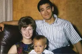 李小龙暴毙20年后，儿子李国豪在拍戏时被枪杀，开枪之人愧疚到死图片