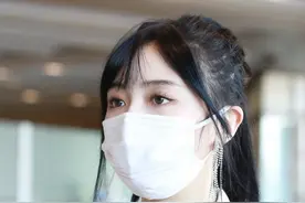 费沁源现身北京，清纯甜美婀娜多姿，被誉“四千年一遇的美少女”图片
