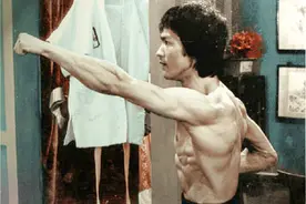 李小龙身体究竟多变态？一组罕见肌肉照曝光，背后练出“圣诞树”图片