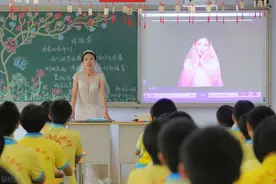 河北衡水班主任穿婚纱与学生们的“特殊”毕业照图片