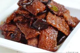 这样做的带鱼不腻不腥，一煎一焖，鲜香入味，连汤汁都非常下饭图片