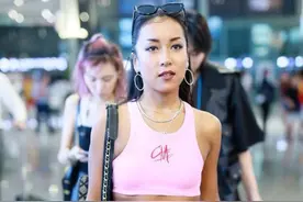 “黑珍珠”吉克隽逸机场翻车，穿运动背心太小太紧，身材像男人图片