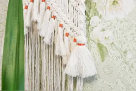 手工编绳挂饰作品欣赏，我们的生活充满阳光图片