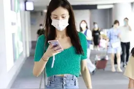 浪姐金晨现身机场，绿色露脐装搭配小短裤，身材太好了图片