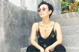 卢靖姗“憋不住”，在家穿30cm露肩“上瘾”秀身材，难怪迷倒韩庚图片