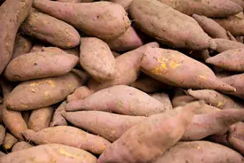 红薯长出这种斑千万别吃！老人不舍得扔吃完进了医院图片