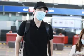 赵又廷穿着一件黑色的V领短袖和短裤，简约穿搭依旧帅气满满图片