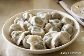 煮饺子时，牢记2个窍门，不管是冷冻还是现包的，都不粘锅不破皮图片