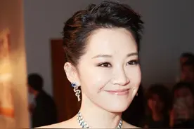 许晴越老越敢穿？“真空”深V礼服大秀事业线，这身材60后里少见图片