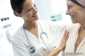 我的妈妈查出癌症，需要马上开刀，我该如何宽慰她？图片