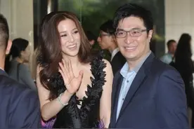 徐子淇携夫亮相好张扬，紫黑羽毛裙配大开领，不仅显肩宽还显腰壮图片