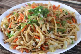 掌握3个要点，夜市小吃“炒饼”，在家也能做出来图片