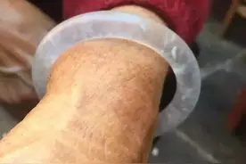 老奶奶60年前结婚11块买翡翠手镯，如今古董商人高价收购，却被拒图片