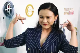 冉莹颖又来秀身材，“真空上阵”挑战西装裙，生仨娃更丰盈图片