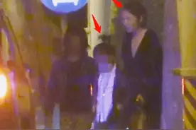 王千源一家三口同框，妻子身材高挑气质出众，女儿长腿吸睛很时尚图片
