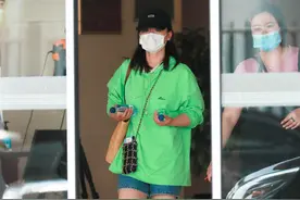 马思纯穿绿色卫衣搭牛仔短裤，清新简约又大气，大骨架女孩的福音图片