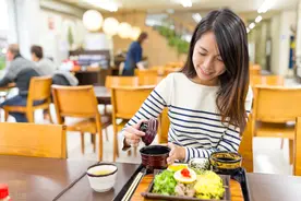 在吃饭时遵循6个原则，能呵护肠胃、利于消化，对身体会更好图片