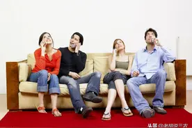 老年人说：“抖腿万事空，皱眉穷一生”，是啥意思？图片