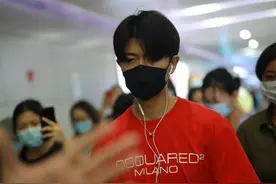 任嘉伦穿大红色短袖现身机场，破洞裤潮范十足有些高冷图片