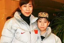 张镇麟母亲来头不小！身居高位是女篮名宿，曾与姚明并肩观战比赛图片