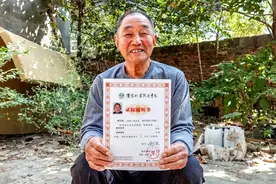 河南71岁农民大爷参加5次高考，今年终被录取，看他图的是啥图片