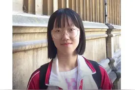 湖北高考状元725分，不仅能文还能武，别人上学花钱，她上学赚钱图片