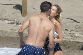 莫拉塔妻子孕肚明显，一家4口沙滩度假，夫妇二人亲密不断图片