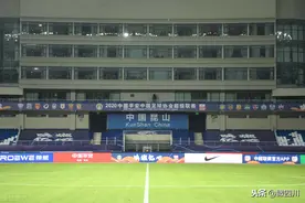 中超空场比赛，机智球迷意外入场观看图片