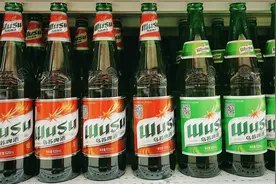 买乌苏啤酒，“红瓶”和“绿瓶”哪个好喝？以后别乱买，涨知识了图片