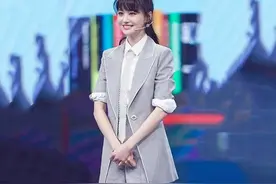 西装+短裤，这样的组合太“飒”了，赶紧盘它图片