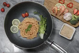 德国百年炒锅击碎双立人神话！煎蛋不用油，蜂窝不粘无惧钢丝球图片