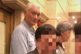姚明爸妈罕露面！头发花白步履蹒跚，两人身高超过酒店电梯图片