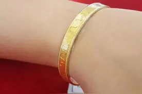 黄金手镯该戴在哪只手？很多人不懂，其实不能乱戴图片