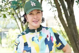刘晓庆保养得真好，穿彩色衣配条纹裤看不出年龄感，大妈该学学图片