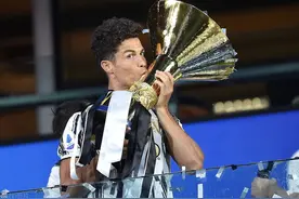 C罗人生赢家与布冯同框合影，萨里激动万分,主裁兴高采烈加入庆祝图片