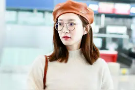 江疏影越穿越洋气，宽松毛衣配半身裙走机场，贝雷帽俏皮又时髦图片