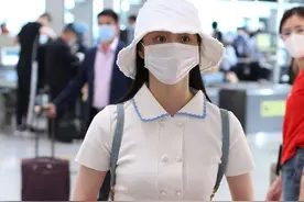 周洁琼现身北京，清纯柔美如同出水芙蓉，一举一动优雅婀娜图片