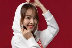 美女解说 余霜小姐姐图片