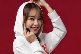 美女解说 余霜小姐姐图片