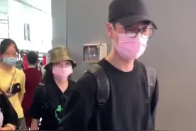 张靓颖和男友公开走机场，穿情侣装还戴同款口罩，连站姿都一样图片